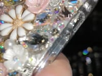 Funda de iPhone hecha a mano de lujo con diamantes de imitación, cristales y flores en la parte trasera