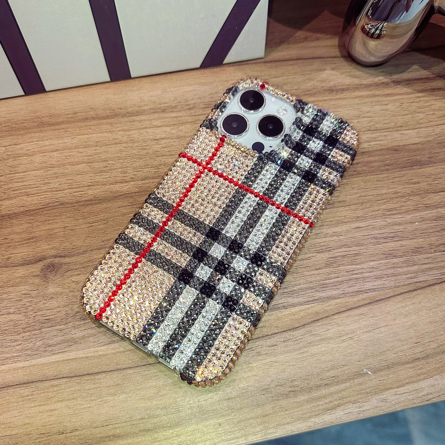 Funda hecha a mano para iPhone de lujo con pedrería brillante diseño clásico a cuadros