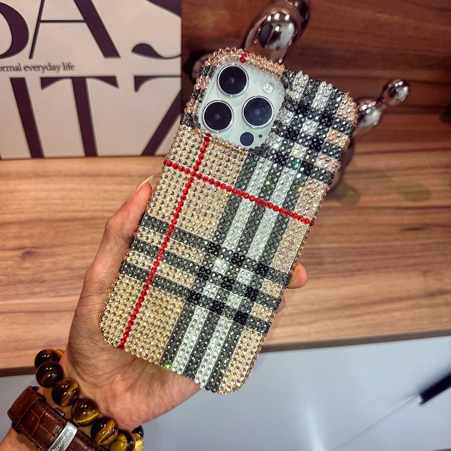 Funda hecha a mano para iPhone de lujo con pedrería brillante diseño clásico a cuadros