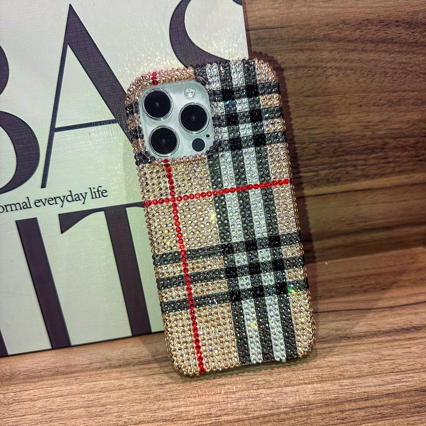 Funda hecha a mano para iPhone de lujo con pedrería brillante diseño clásico a cuadros