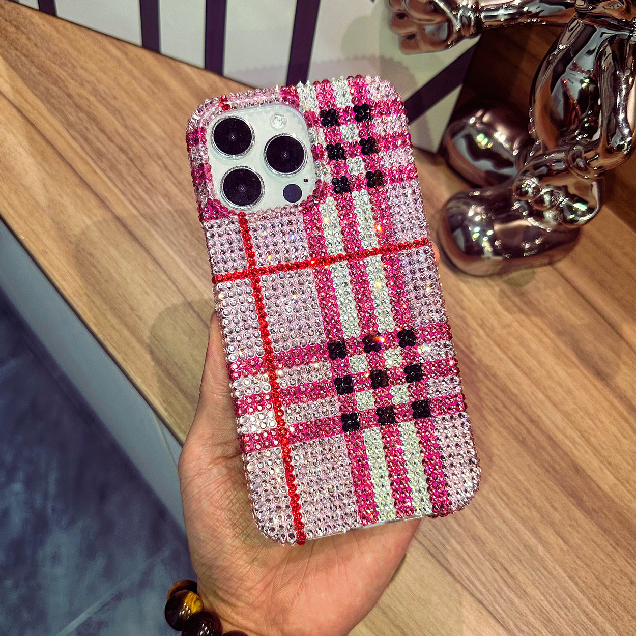 Funda hecha a mano para iPhone de lujo con pedrería brillante diseño clásico a cuadros