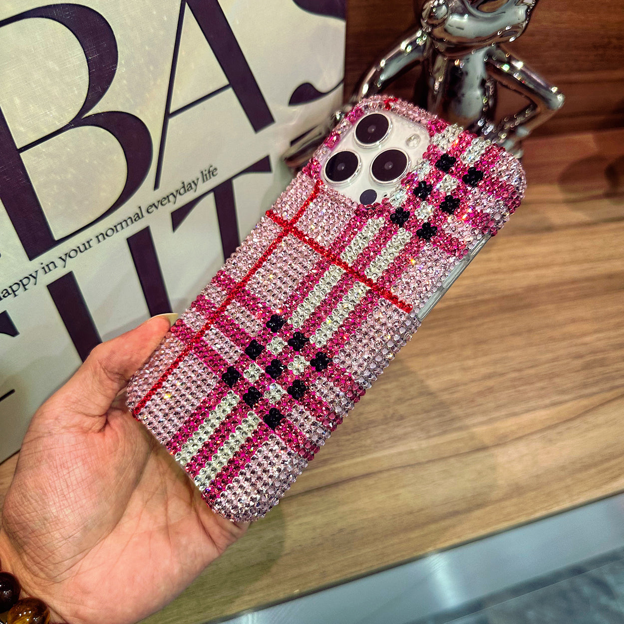 Funda hecha a mano para iPhone de lujo con pedrería brillante diseño clásico a cuadros
