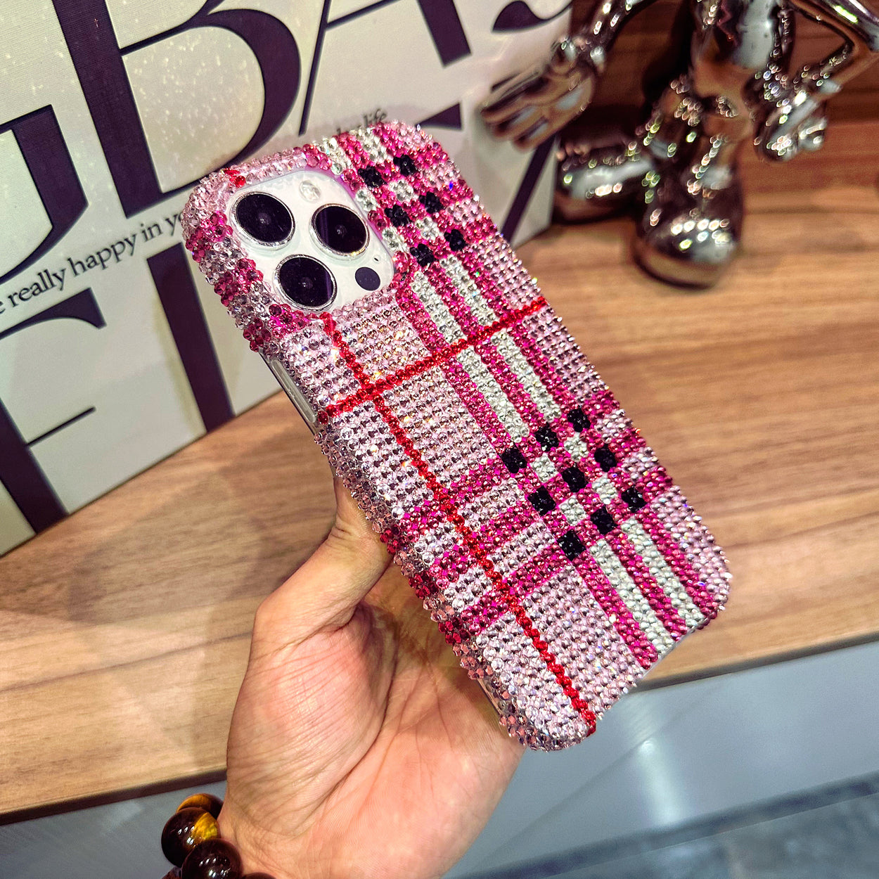 Funda hecha a mano para iPhone de lujo con pedrería brillante diseño clásico a cuadros
