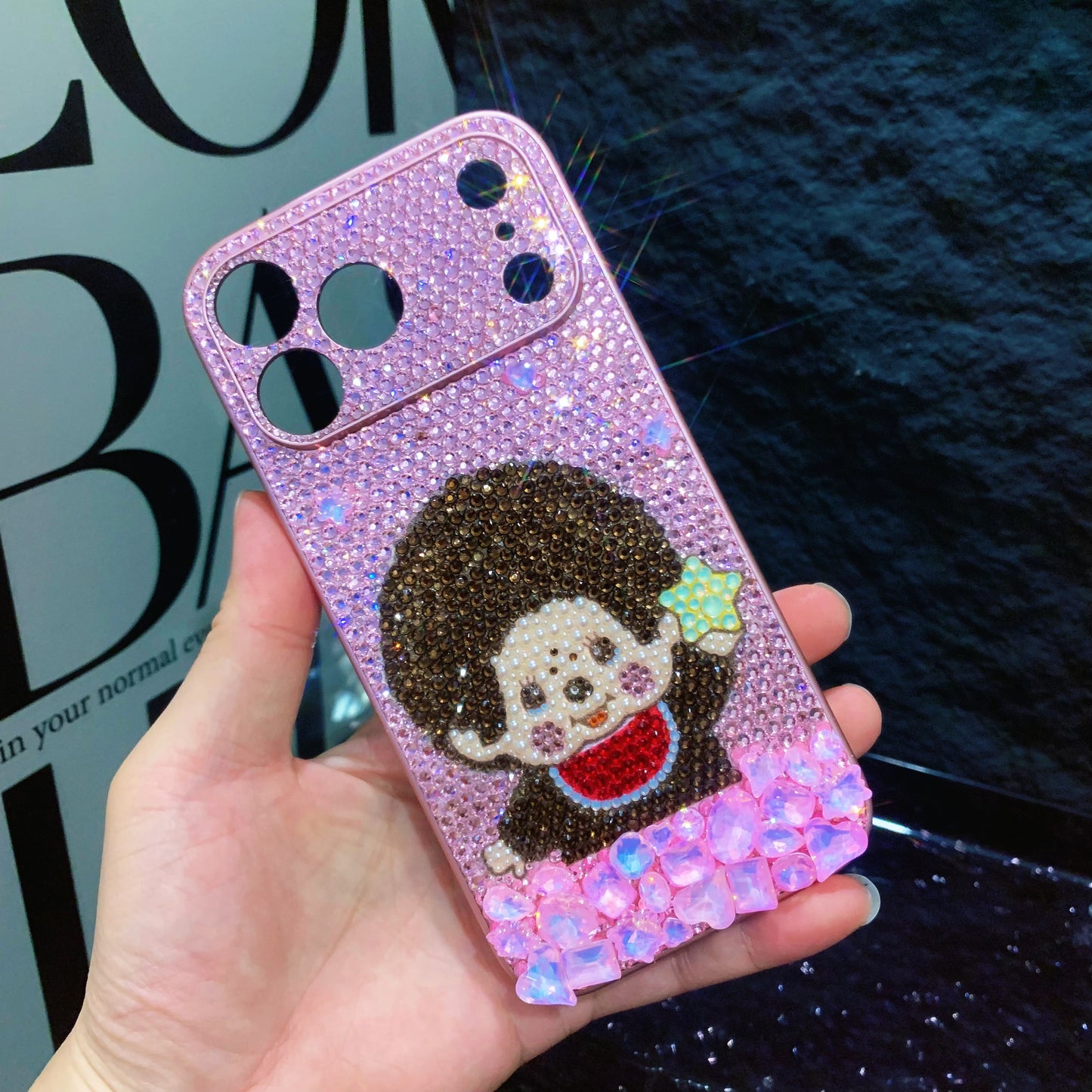 Funda de iPhone Artesanal con Cristales Rosados Monchhichi