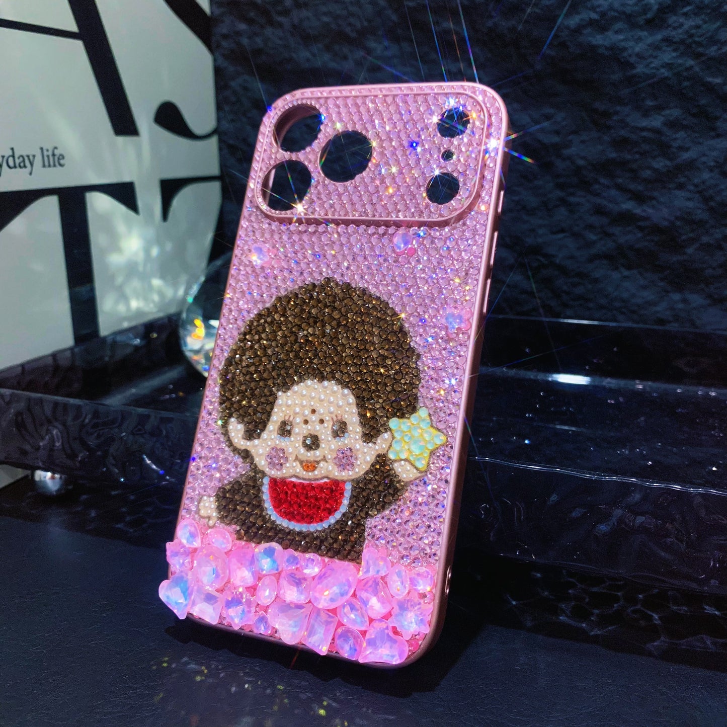 Funda de iPhone Artesanal con Cristales Rosados Monchhichi
