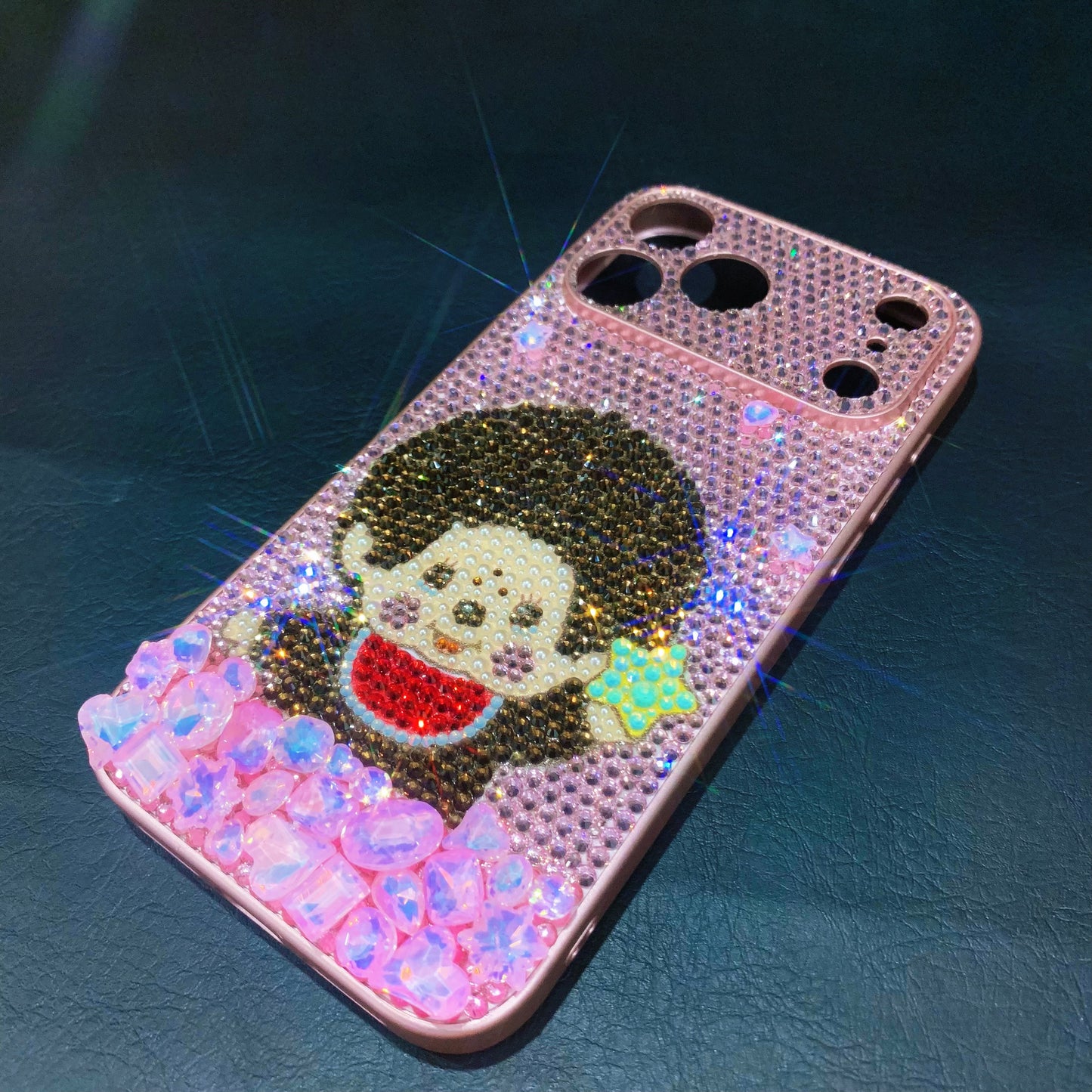 Funda de iPhone Artesanal con Cristales Rosados Monchhichi