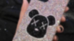 Funda hecha a mano para iPhone con diamantes de imitación brillantes AB y oso en la parte trasera