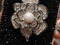 Funda de iPhone Artesanal Glamurosa con Brillo, Diamantes de Imitación, Flor Brillante con Perla